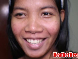 Una ragazza tailandese asiatica super eccitata incinta di 15 settimane fa un deepthroa