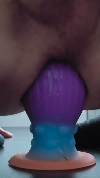 Enorma färgglada Butt Plug &strök extrem stretching och het onani!
