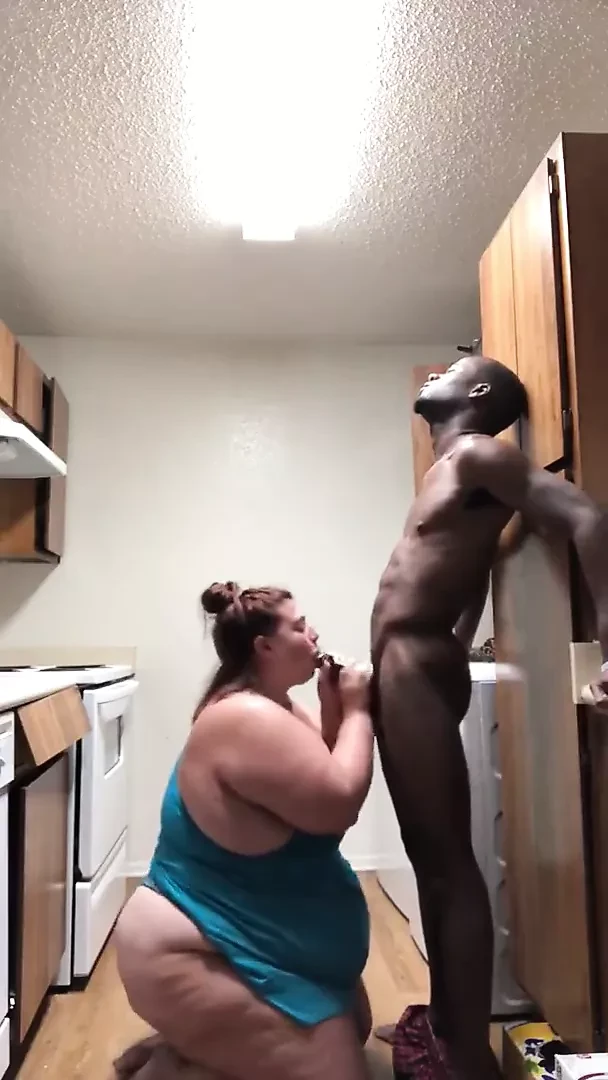 Weiße BBW lutscht BBC