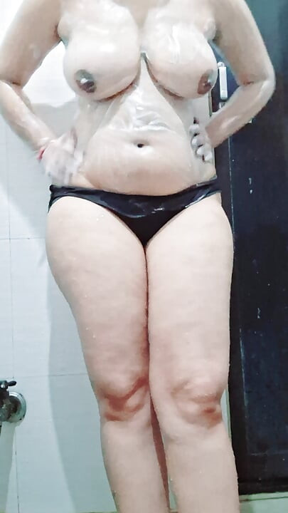 Desi bhabhi ko pataya aur fir nahate hue dekha chupke s