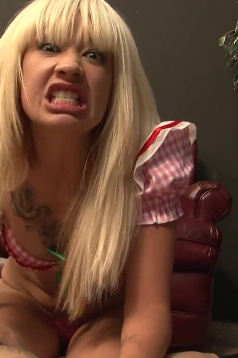 Safada loira é pulverizada em seus pés