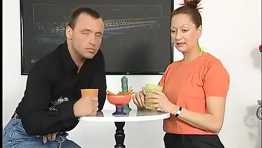 Süße milf spielt beim casting mit ihrer muschi