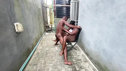 Oga трахает его горничную на заднем дворе