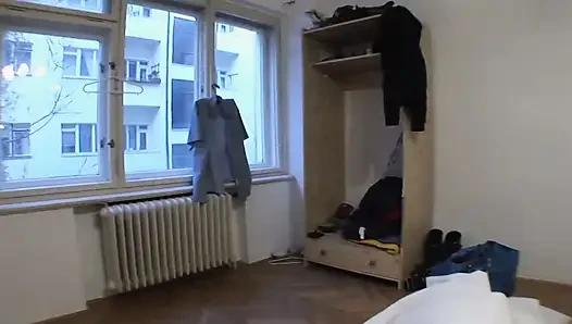 Brünette mit kleinen titten genießt es, von dem schwanz eines fremden gepflügt zu werden
