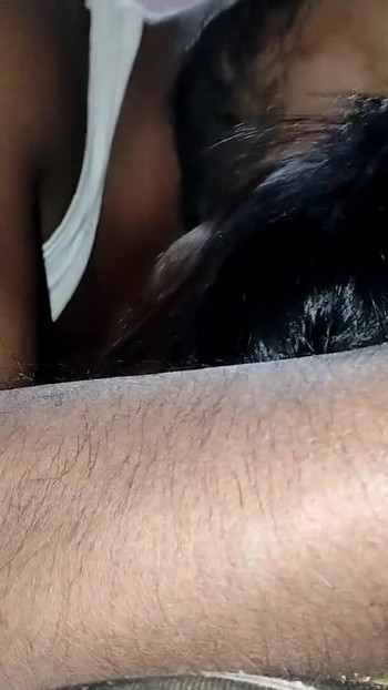 Nezapomenutelný okamžik z "So Beautiful Wife Ko Raat Me Bohat Chukar Kiya"