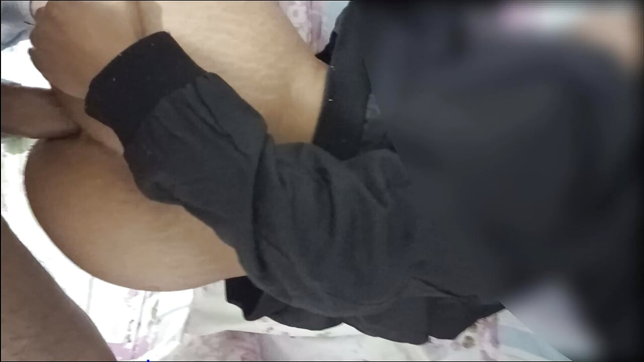 Gift kvinne slipper rumpa og ber om å ikke vise ansiktet sitt slik at hanreien ikke ser