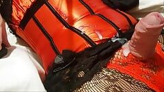 Transvestat corsetLoverCD wichst und kommt in rotem sati-korsett