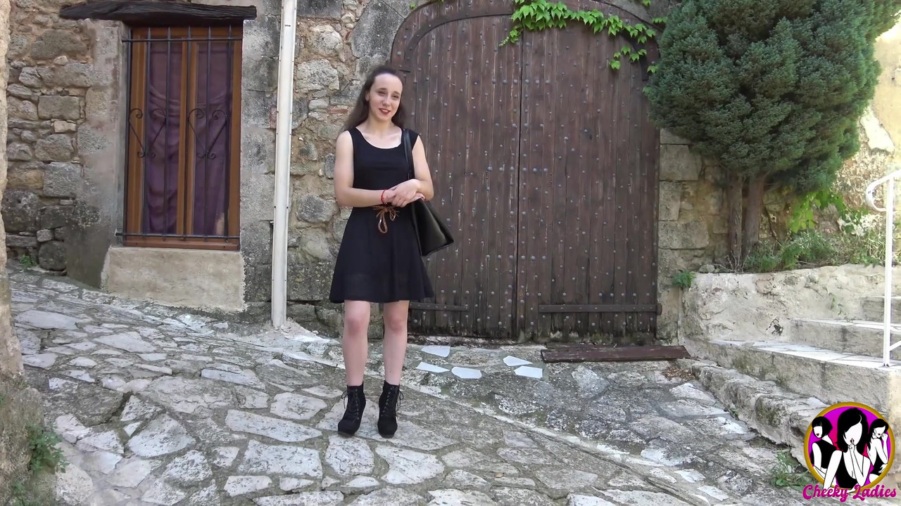 热 amandine 在户外三人行中乱搞