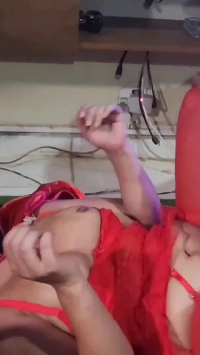 רגע בלתי נשכח מתוך "מסיבת בית ליל כל הקדושים מפמפמת כמה נשים ברזילאיות חמות וסקסיות בקוספליי עזבו את המסיבה להציע"