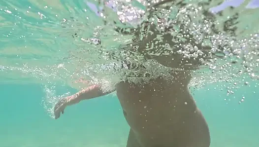 Naked paradise - Unterwasserspiel mit nacktem mädchen