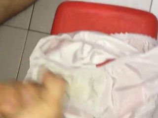 Spuszczanie na białe nylonowe majtki