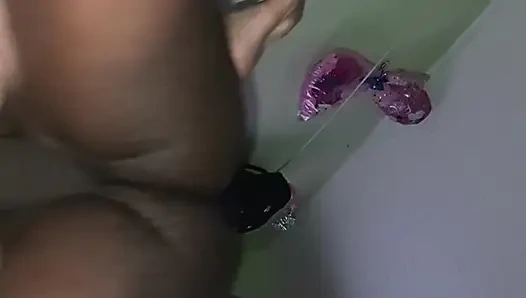 Persetubuhan keras dalam musim gugur bebas ke wanita kulit putih.