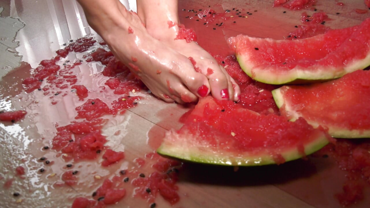 Vollbusige MILF präsentiert ihre füße und spielt mit einer wassermelone