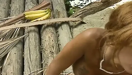 Sinnliche Lesben im tropischen Paradies mit Fruchtspielen