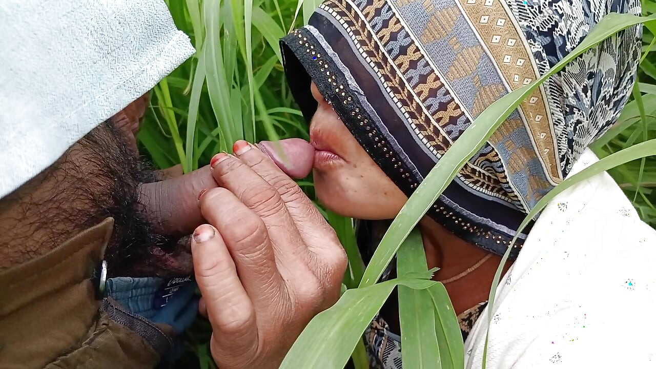 In the millet field, my elder sister-in-law sucked the cock and ass Mari opened the field of millet and killed my sister-in-law's ass