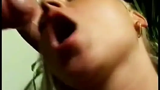Sexy schlampe bekommt ihren mund gefickt, während sie freund erstaunlichen kopf gibt