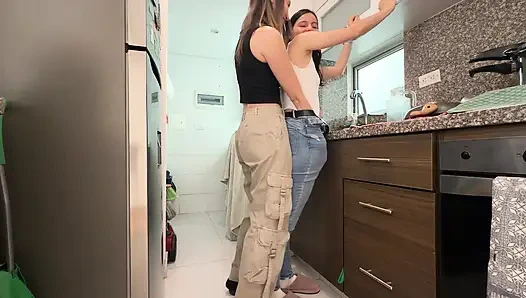 Трибтинг, который мочит киски лесбиянок