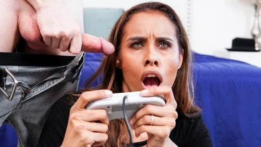 Madrastra juega con el joystick del videojuego del hijastro - mommyblowsbest