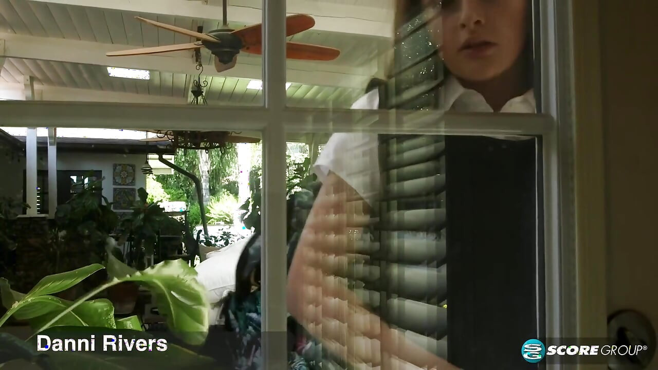 ما هو نوع فتاة الكلية داني ريفرز؟ رجل أكبر سنا بزب كبير وصلب