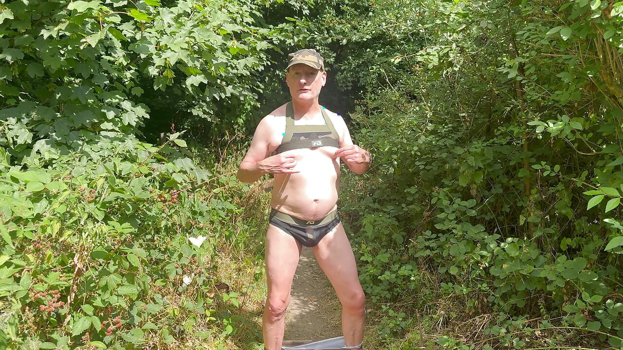 Uprzęża camo i jock try-on na zewnątrz
