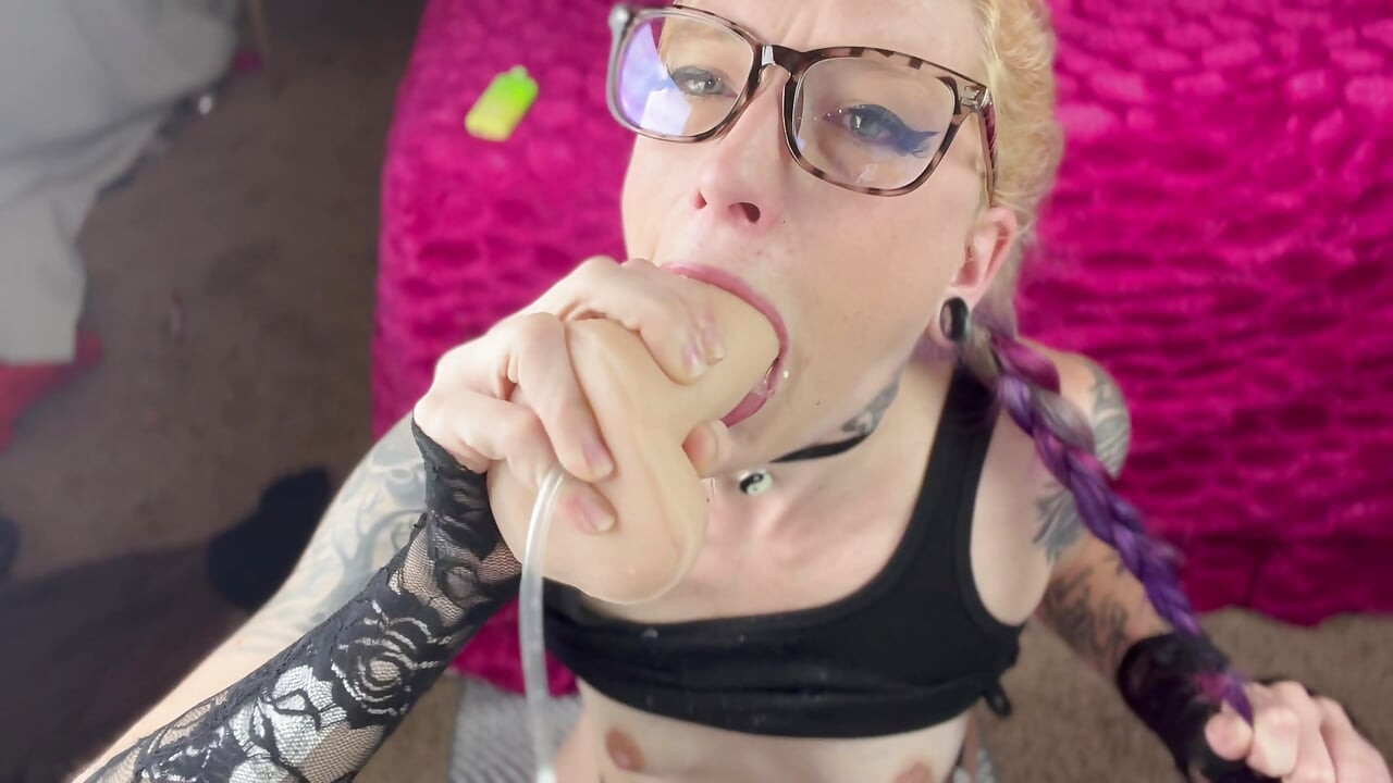 Triste e-girl garganta puta