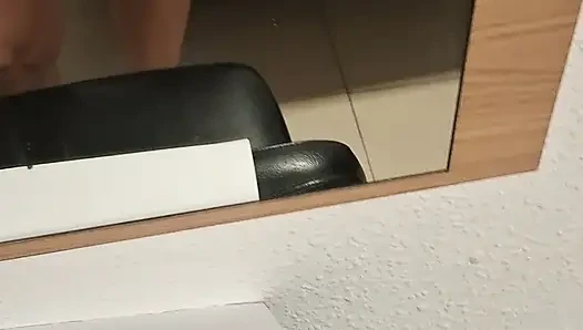 Mencoba pakaian baruku