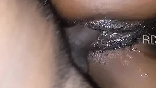 Cewek sange ini lagi asik muasin memek bebasknya sampai menetes