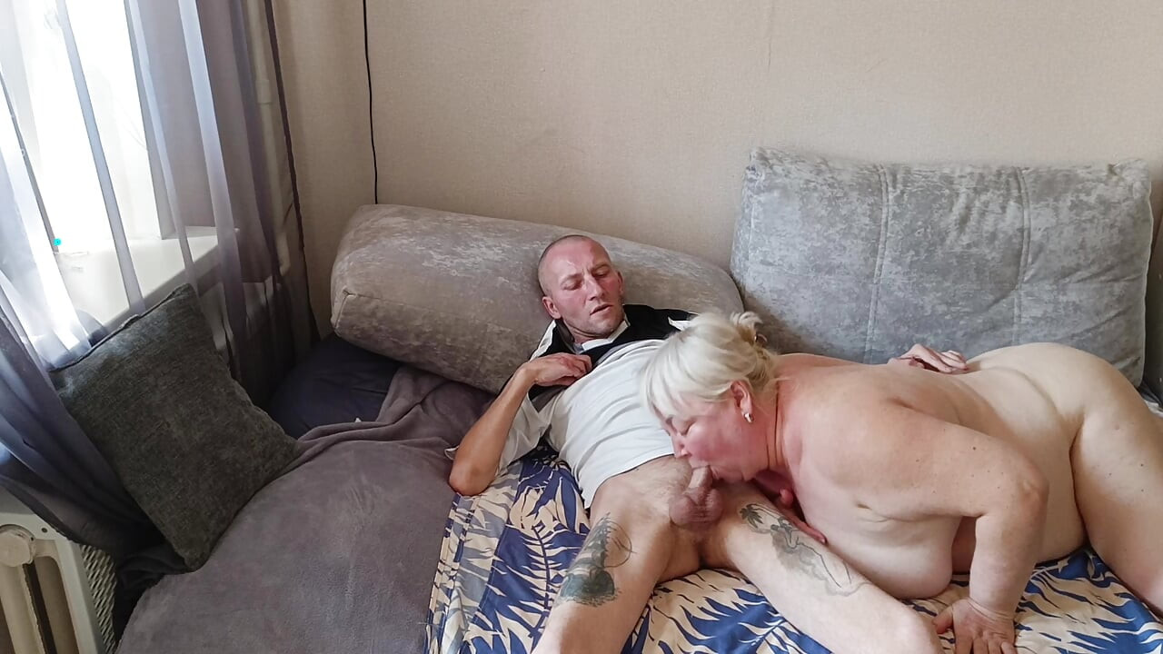 Duboko pušenje od susjede s pušenjem i gutanjem vruće sperme