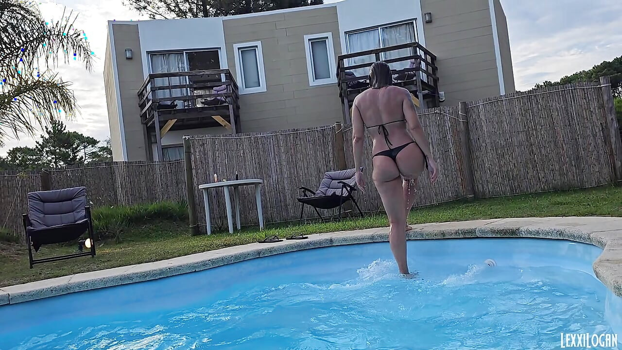 Een sexy vreemdeling bij het zwembad vroeg me haar te filmen ... Ze bedankte me met seks