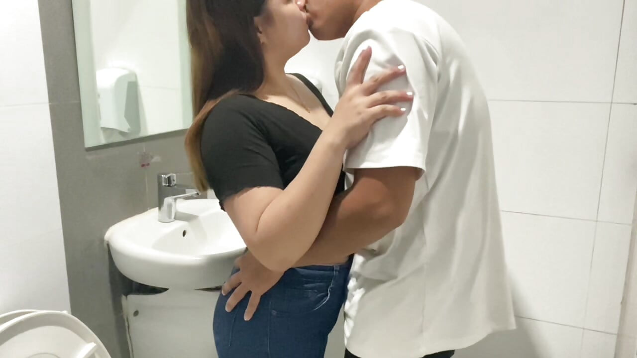 FILIPINA EM RÁPIDO SEXO EM PRIMEIRO PLANO PÚBLICO