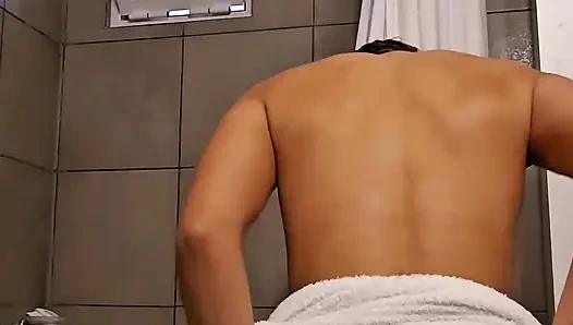 Я Снимаю Одежду, Принимаю Душ, А После Того, Как Вытираю Тело, Наношу Лосьон.