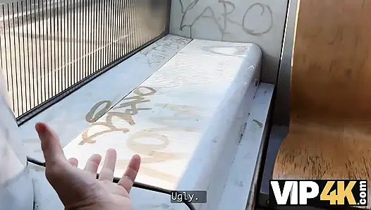 VIP4K. Zwei hübsche lesben haben nichts dagegen, einen dreier mit einem fremden aus dem zug zu haben