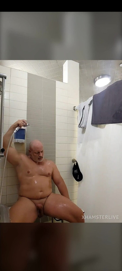 Machucho wiggles his good in the shower | Clip 2