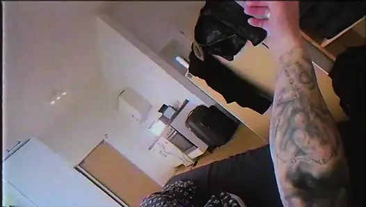 Orta yaşlı seksi kadın avcısı müstehcen gotik orta yaşlı seksi kadını avlıyor ve onu sikiş dairesinde sikiyor