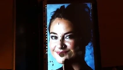 Shailene Woodley boşalıyor
