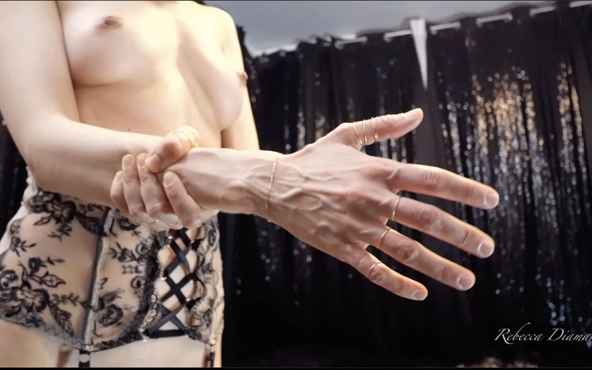 丽贝卡·迪亚曼特裸露双手静脉