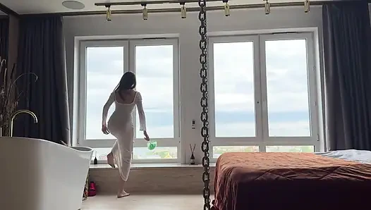 Seksi temizlikçi kadın - evi temizle - mükemmel şeffaf elbise