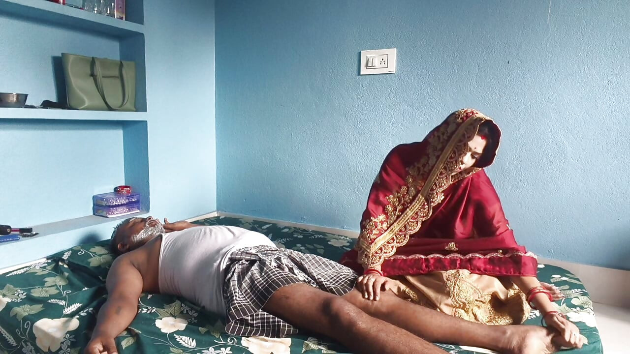 Boodhe aadmi ka bahoo ke saath apheyar, jab uska beta ghar par nahin tha, munh men viry