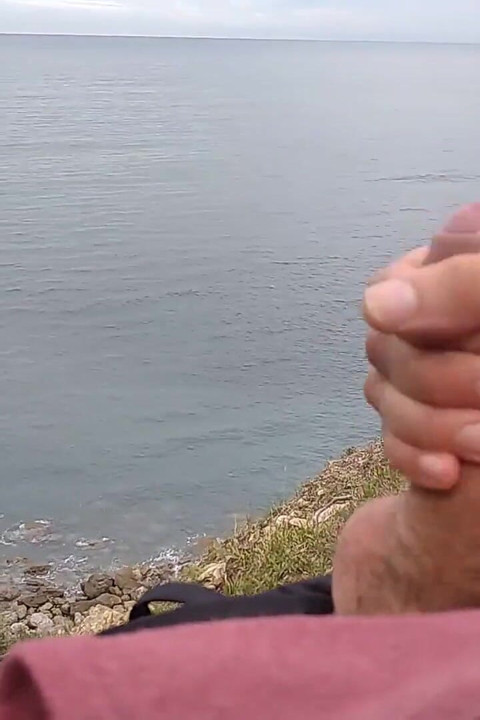 Großer schöner großer fetter schwanz bekommt handjob am strand mit wunderschönem Meerblick