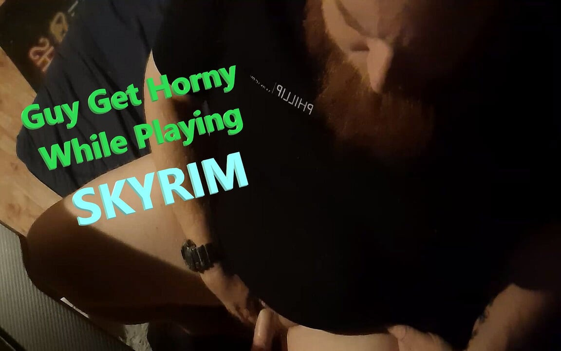 Сексуальна руда ботанік збуджується, граючи в Skyrim, і починає мастурбувати під час прямого ефіру.