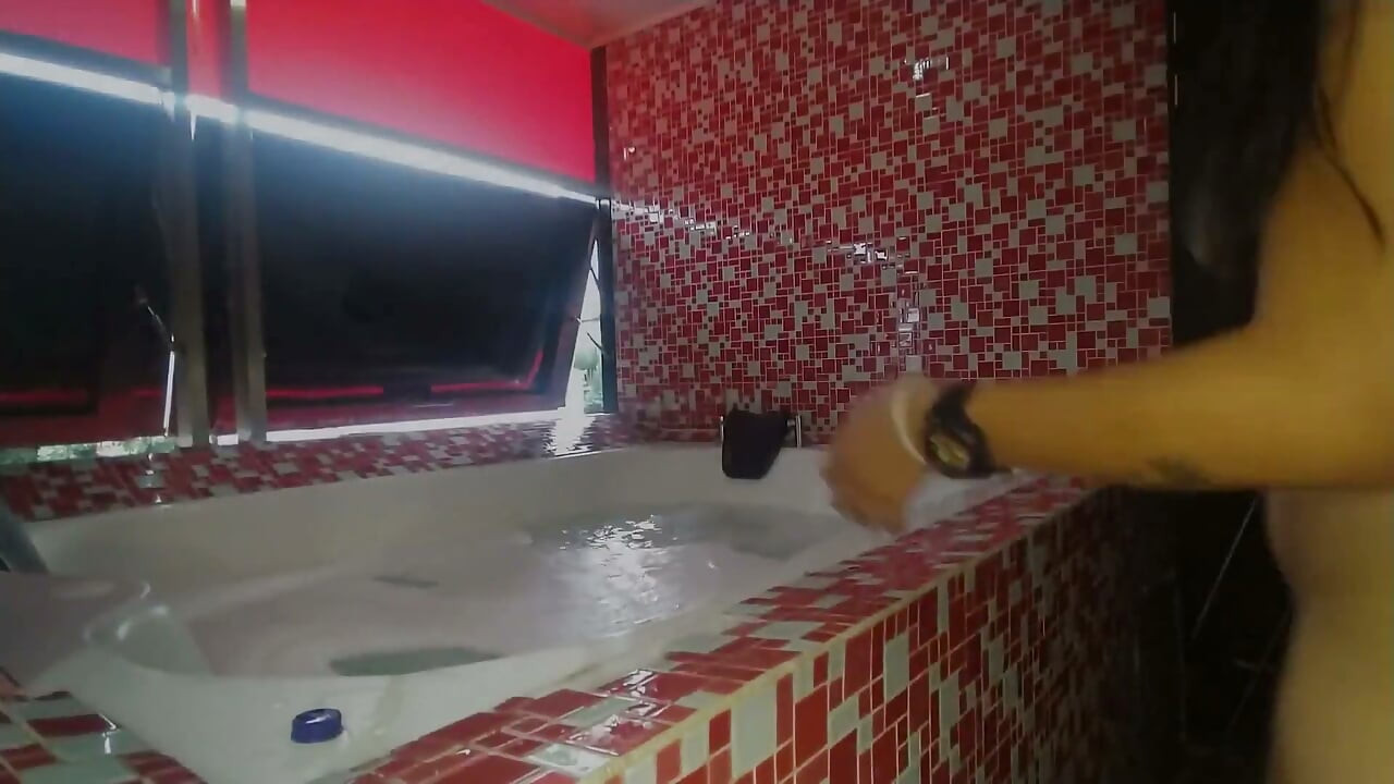 Đụ ở rìa bồn tắm jacuzzi lừa dối cuckold của tôi với bạn của anh ấy