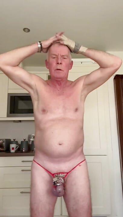 مكشوفة في سيور حمراء