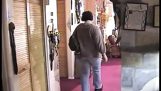 Милфа сосет и трахает своего соседа