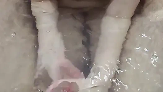 Bade-handjob endet mit heißem unterwasser-abspritzen!