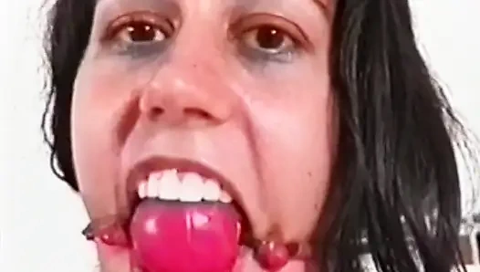 Milf tetek besar diikat, disumpal