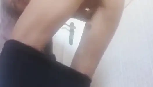 Ibu tiri sange ini lagi asik masturbasi di kamar mandi sebelum pergi ke gym