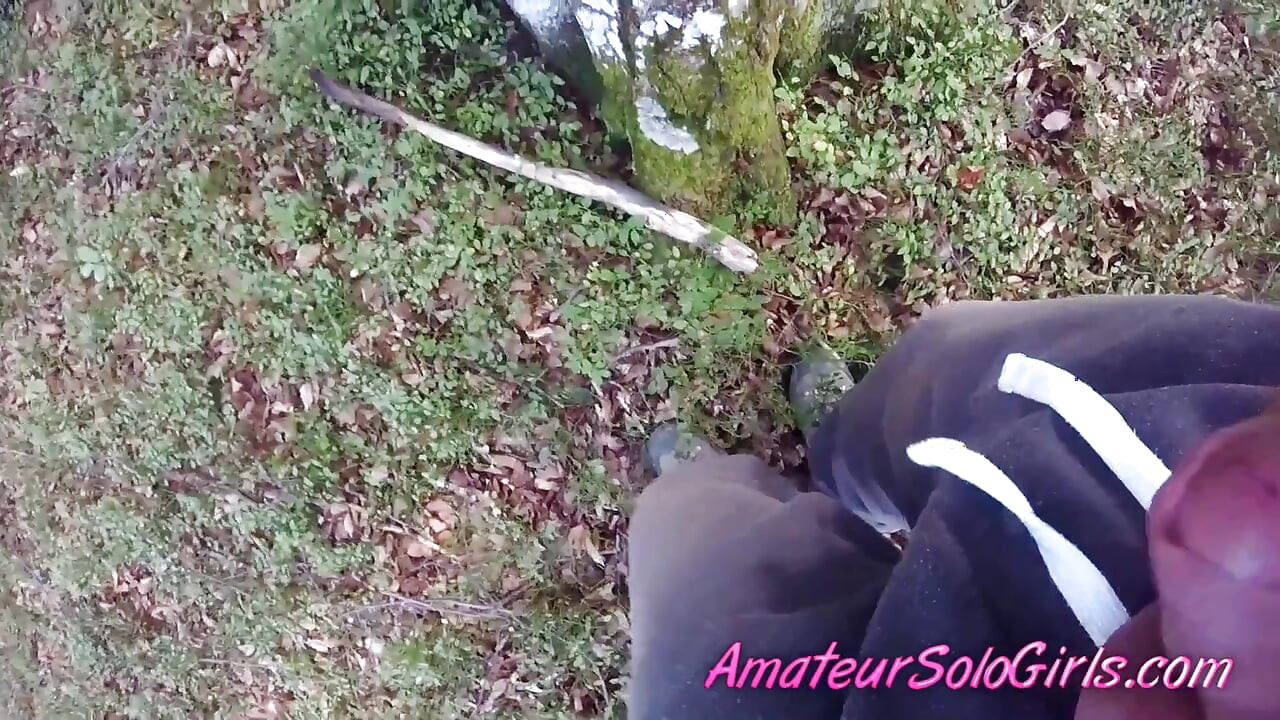Hombre maduro mira a una chica masturbarse en el bosque