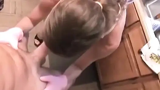 Tyler maskeli ve eldivenli bir şekilde mastürbasyon yapıyor