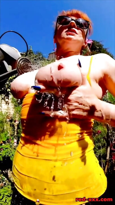 Diversão ao ar livre com safada MILF Red XXX