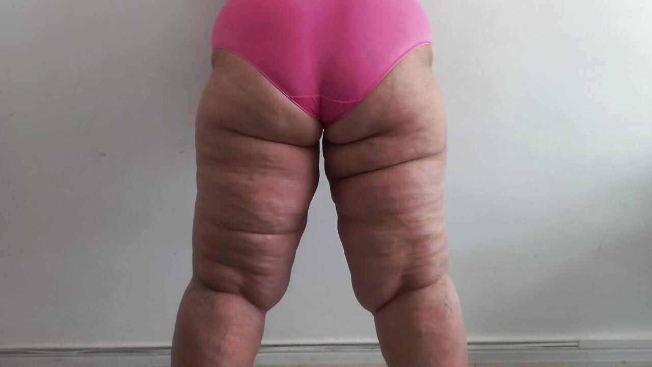 Schwiegermutter lädt fitnesstrainer ein, heißes Öl, den körper nackt nach dem fitnessstudio hautnah zu reiben